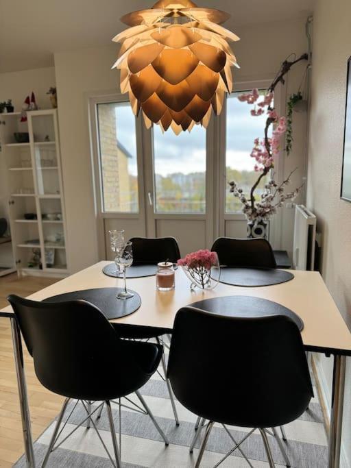 Stor Og Lys Lejlighed I Hjertet Af 홀스테브로 외부 사진